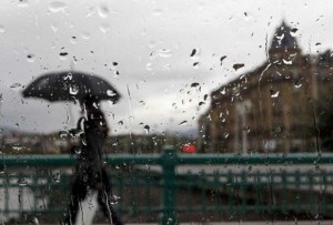 lluvia-mal-tiempo-paraguas-donostia-san-sebastian