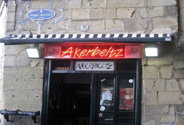 Akerbeltz-Donostia-exterior-bar