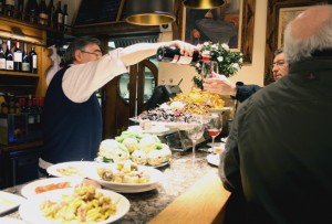 camarero-ganbara-bar-pintxos