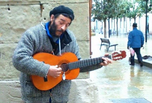 músico-callejero-donostia-laboa-NARRIKA. jpg