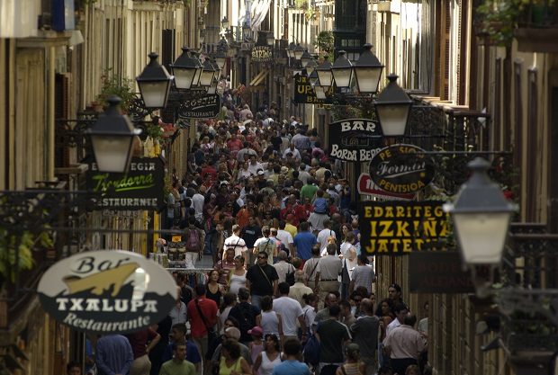 Ambiente de calle en el casco viejo donostiarra Modelos con plano